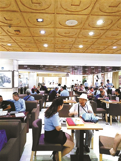 卖升值等说法引诱老年人进行巨额投资消费pg电子免费模拟器多家收藏品公司以拍(图2)